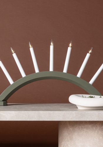 VENTURE DESIGN Kebnekaise bordlampe - hvid og grn fyrretr (55cm)