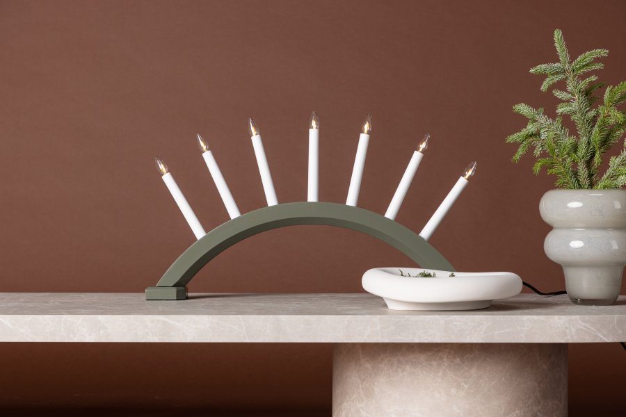 VENTURE DESIGN Kebnekaise bordlampe - hvid og grn fyrretr (55cm)