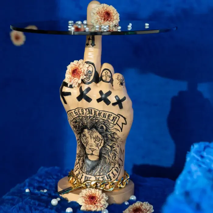 BOLD MONKEY Fother Mucker sidebord, rund - sort glas og guld/multifarvet lve harpiks (40)