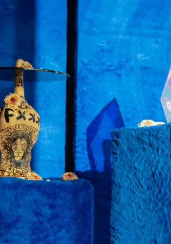 BOLD MONKEY Fother Mucker sidebord, rund - sort glas og guld/multifarvet lve harpiks (40)