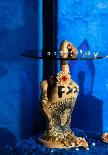 BOLD MONKEY Fother Mucker sidebord, rund - sort glas og guld/multifarvet lve harpiks (40)