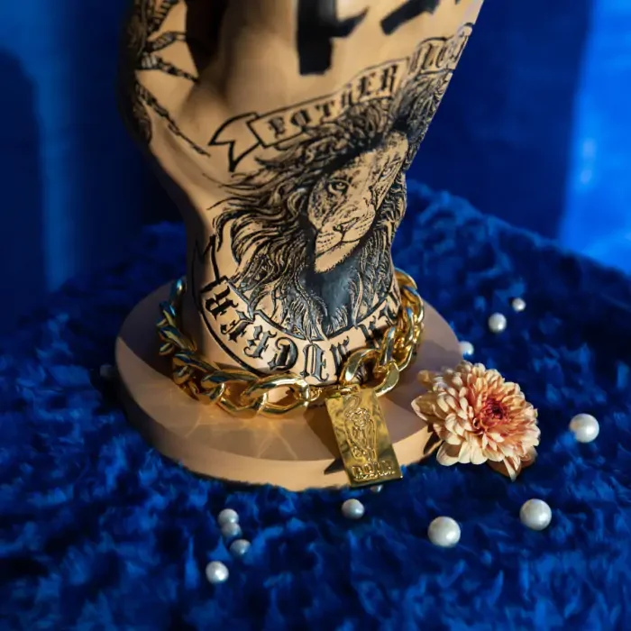 BOLD MONKEY Fother Mucker sidebord, rund - sort glas og guld/multifarvet lve harpiks (40)