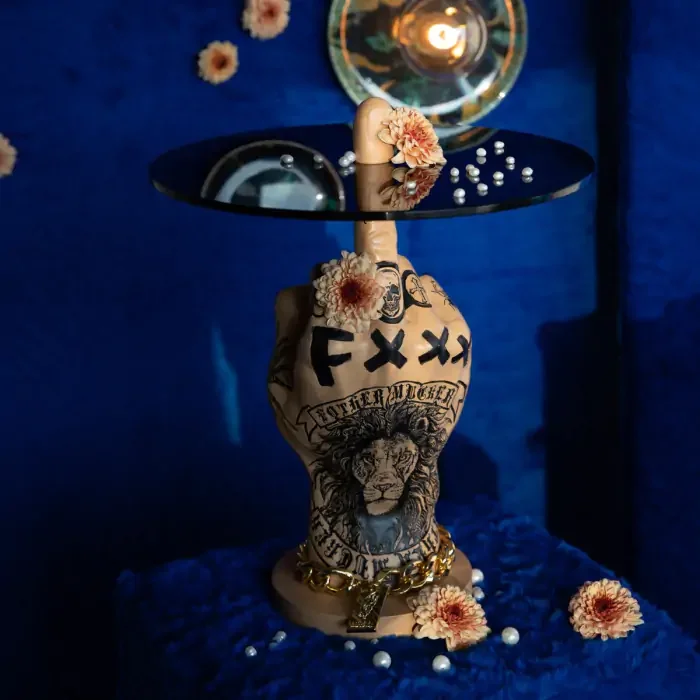 BOLD MONKEY Fother Mucker sidebord, rund - sort glas og guld/multifarvet lve harpiks (40)