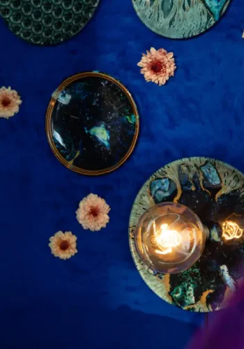 BOLD MONKEY No Food Here vglampe - jernplader med vinyltrykt multifarvet hexagon (st med 4)