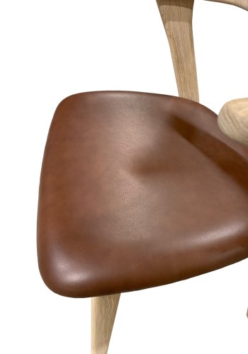 Designer spisebordsstol, m. armln - mrk brun lder og massivt hvidolieret egetr