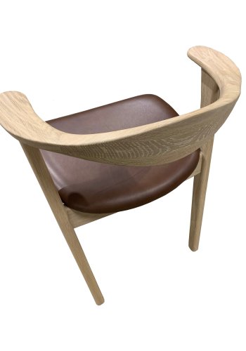 Designer spisebordsstol, m. armln - mrk brun lder og massivt hvidolieret egetr