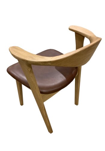 Designer spisebordsstol, m. armln - mrk brun lder og massivt naturfarvet egetr