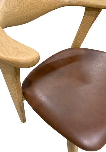 Designer spisebordsstol, m. armln - mrk brun lder og massivt naturfarvet egetr