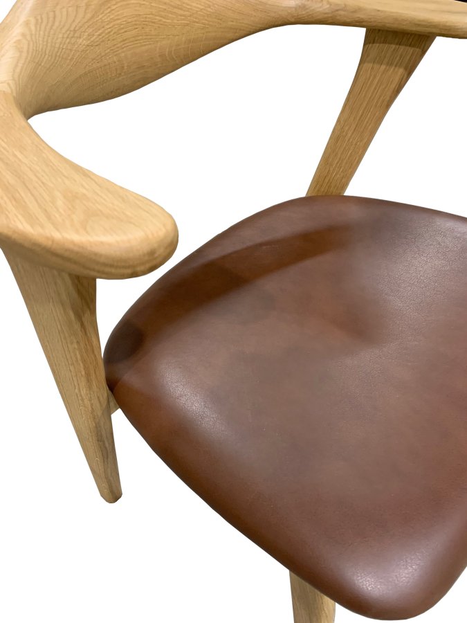 Designer spisebordsstol, m. armln - mrk brun lder og massivt naturfarvet egetr