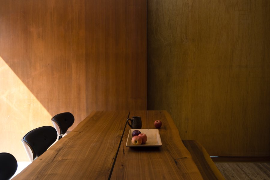 DUTCHBONE Alagon spisebord, rektangulr - brun valnddefinér og sort stl (220X90)