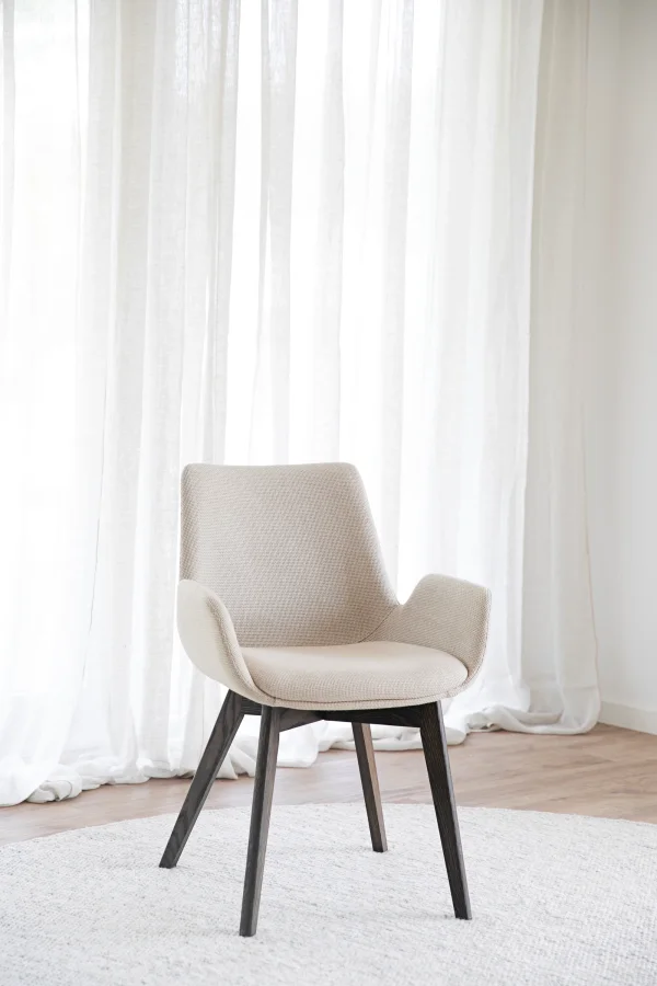 ROWICO Drimsdale lnestol, m. armln - beige polyester og brun eg