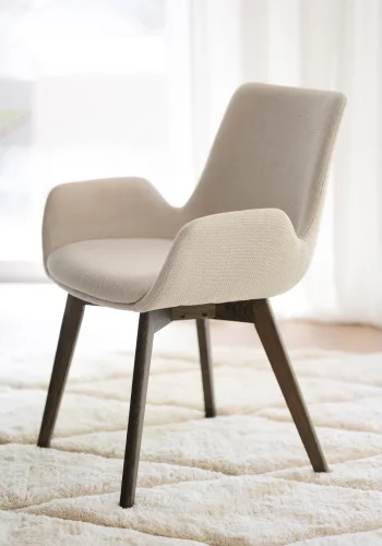 ROWICO Drimsdale lnestol, m. armln - beige polyester og brun eg