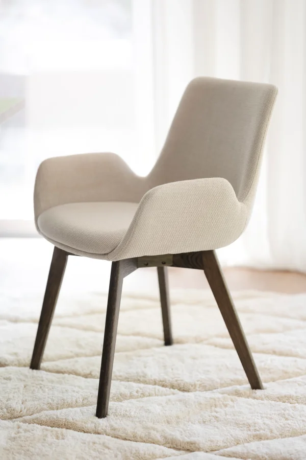 ROWICO Drimsdale lnestol, m. armln - beige polyester og brun eg