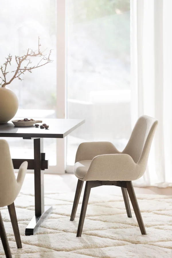 ROWICO Drimsdale lnestol, m. armln - beige polyester og brun eg