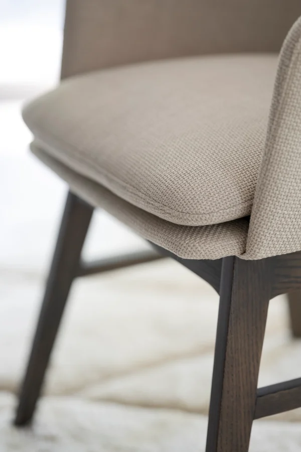 ROWICO Drimsdale lnestol, m. armln - beige polyester og brun eg