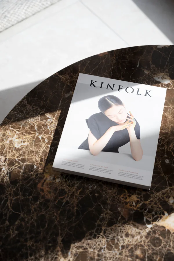 ROWICO Brooksville sofabord, rund - brun marmor og hvidpigmenteret egefinér (90)