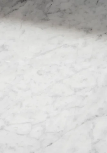 ROWICO Brooksville sofabord, kvadratisk - hvid marmor og brun egefinér (90x90)