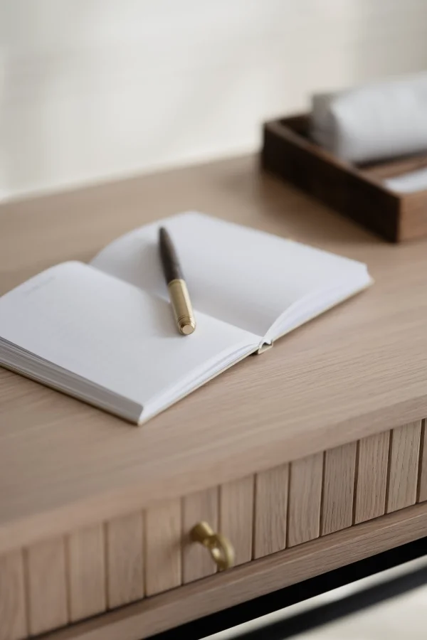 ROWICO Haddington konsolbord, m. 2 skuffer - hvidpigmenteret egefinér og sort metal (142x47)