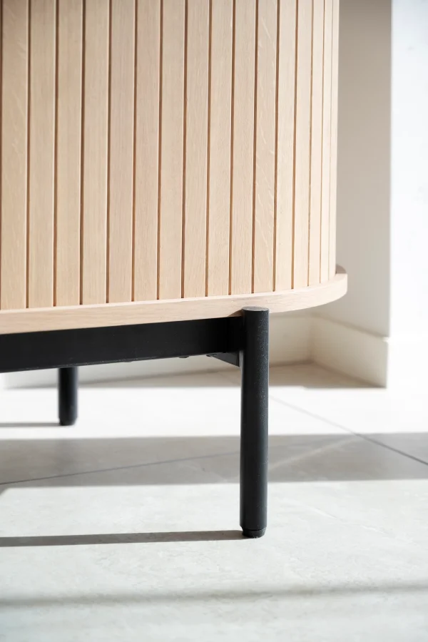 ROWICO Haddington sknk, m. 2 skydelger og 2 hylder - hvidpigmenteret egefinér og sort metal 