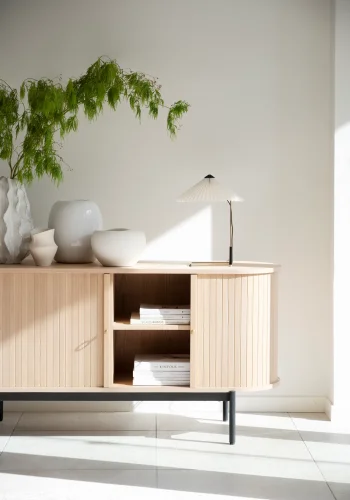 ROWICO Haddington sknk, m. 2 skydelger og 2 hylder - hvidpigmenteret egefinér og sort metal 