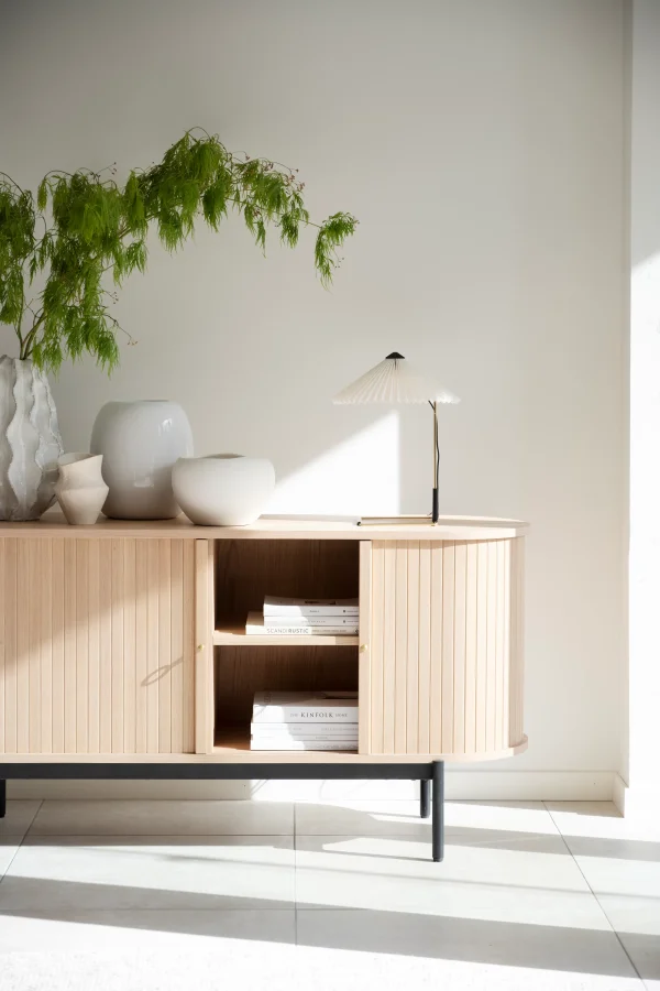 ROWICO Haddington sknk, m. 2 skydelger og 2 hylder - hvidpigmenteret egefinér og sort metal 