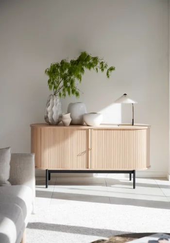 ROWICO Haddington sknk, m. 2 skydelger og 2 hylder - hvidpigmenteret egefinér og sort metal 