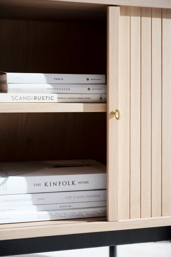 ROWICO Haddington sknk, m. 2 skydelger og 2 hylder - hvidpigmenteret egefinér og sort metal 