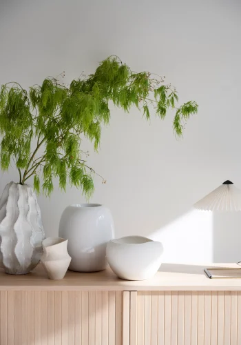 ROWICO Haddington sknk, m. 2 skydelger og 2 hylder - hvidpigmenteret egefinér og sort metal 