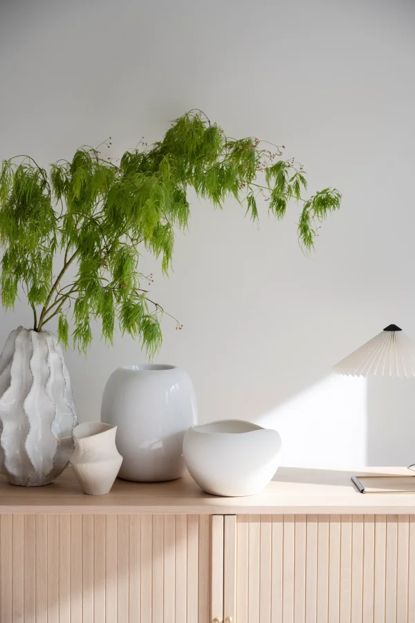 ROWICO Haddington sknk, m. 2 skydelger og 2 hylder - hvidpigmenteret egefinér og sort metal 