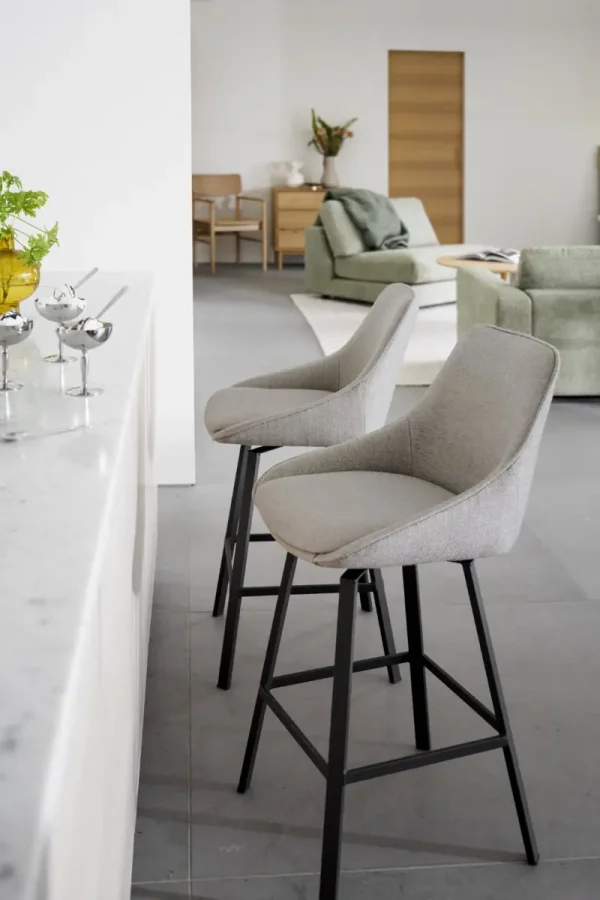 ROWICO Alison barstol, drejelig, m. rygln og fodsttte - beige stof og sort metal