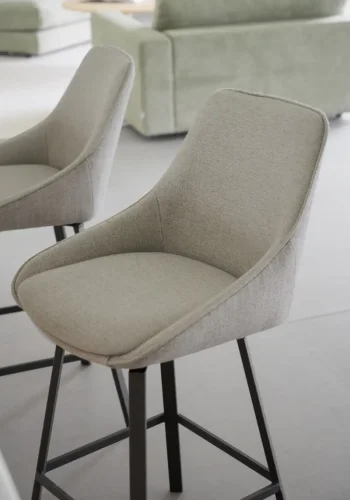 ROWICO Alison barstol, drejelig, m. rygln og fodsttte - beige stof og sort metal