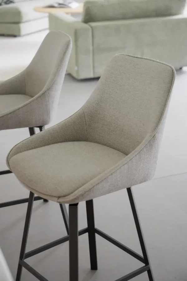 ROWICO Alison barstol, drejelig, m. rygln og fodsttte - beige stof og sort metal