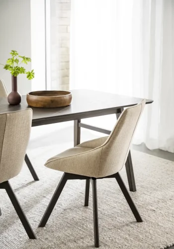 ROWICO Alison spisebordsstol, drejelig - lys beige stof og brun egetr