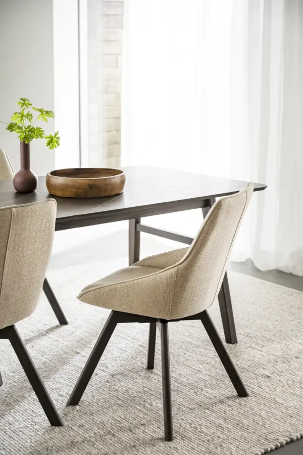 ROWICO Alison spisebordsstol, drejelig - lys beige stof og brun egetr