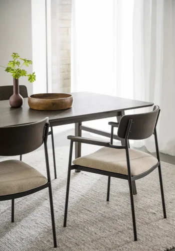 ROWICO Maymont spisebordsstol, m. armln, stabelbar - lys beige stof, brun eg og sort metal