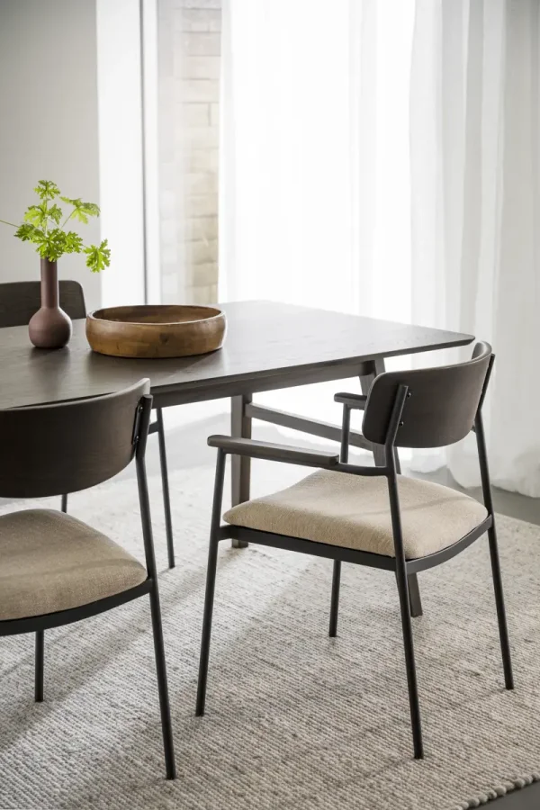 ROWICO Maymont spisebordsstol, m. armln, stabelbar - lys beige stof, brun eg og sort metal