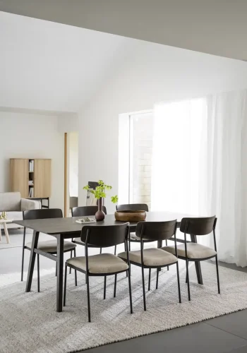 ROWICO Maymont spisebordsstol, stabelbar - lys beige stof, brun eg og sort metal