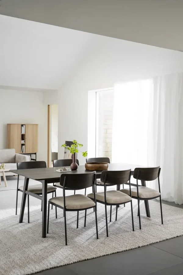 ROWICO Maymont spisebordsstol, stabelbar - lys beige stof, brun eg og sort metal