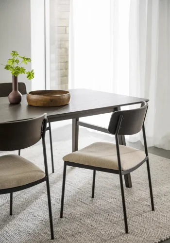 ROWICO Maymont spisebordsstol, stabelbar - lys beige stof, brun eg og sort metal