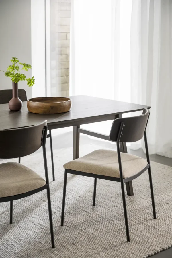 ROWICO Maymont spisebordsstol, stabelbar - lys beige stof, brun eg og sort metal