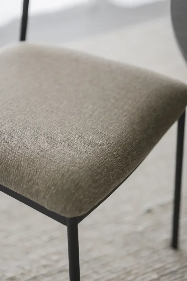 ROWICO Maymont spisebordsstol, stabelbar - mrk beige stof, natur eg og sort metal