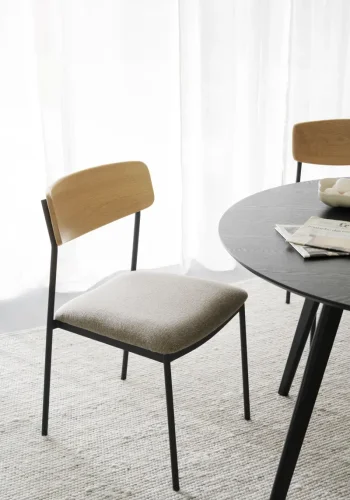 ROWICO Maymont spisebordsstol, stabelbar - mrk beige stof, natur eg og sort metal