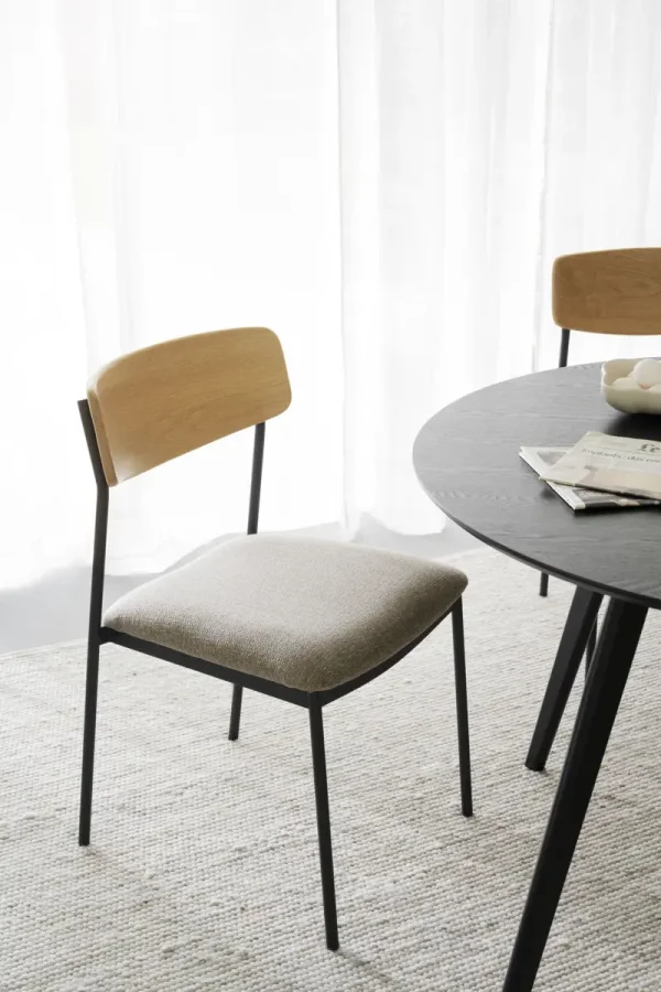 ROWICO Maymont spisebordsstol, stabelbar - mrk beige stof, natur eg og sort metal