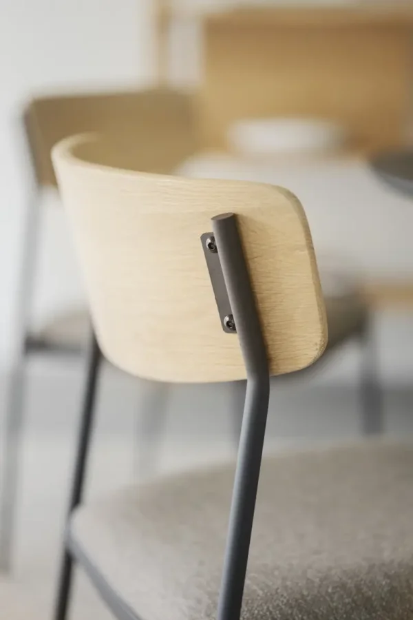 ROWICO Maymont spisebordsstol, stabelbar - mrk beige stof, natur eg og sort metal