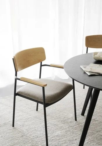 ROWICO Maymont spisebordsstol, m. armln, stabelbar - mrk beige stof, natur eg og sort metal