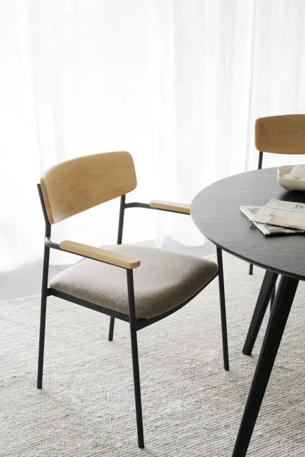 ROWICO Maymont spisebordsstol, m. armln, stabelbar - mrk beige stof, natur eg og sort metal