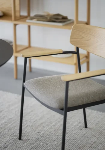 ROWICO Maymont spisebordsstol, m. armln, stabelbar - mrk beige stof, natur eg og sort metal