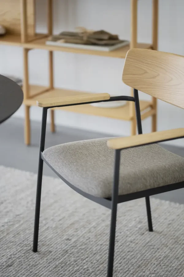 ROWICO Maymont spisebordsstol, m. armln, stabelbar - mrk beige stof, natur eg og sort metal