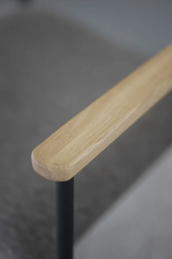 ROWICO Maymont spisebordsstol, m. armln, stabelbar - mrk beige stof, natur eg og sort metal