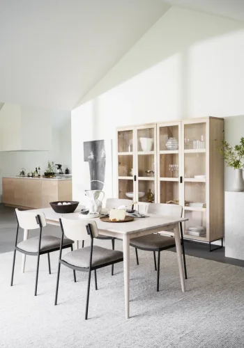 ROWICO Maymont spisebordsstol, stabelbar - mrk beige stof, hvidpigmenteret eg og sort metal